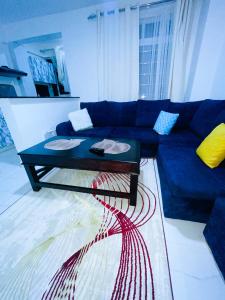 Posezení v ubytování Classy two bedroom Airbnb with swimming pool