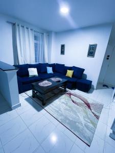 Posezení v ubytování Classy two bedroom Airbnb with swimming pool