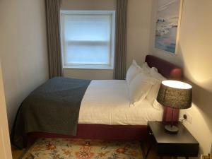 En eller flere senge i et værelse på Hotel Isaacs Cork City