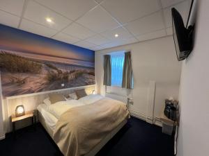 Rúm í herbergi á SEA YOU Hotel Noordwijk