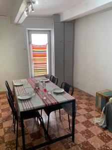 a dining room with a table with chairs at 5RBUT1 - Maison familiale sur deux niveaux en plein coeur du centre ville in Collioure