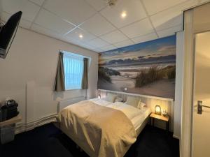 Rúm í herbergi á SEA YOU Hotel Noordwijk
