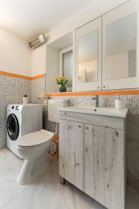 y baño con aseo y lavabo con lavadora. en Apartments Split en Split