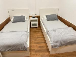dos camas sentadas una al lado de la otra en una habitación en Villa linda, en Playa Blanca