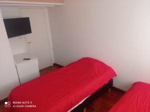 เตียงในห้องที่ Check and Home - Independencia - 6 huéspedes Moderno tipo Duplex con Cochera en el Centro