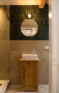 W łazience znajduje się umywalka i lustro. w obiekcie Waldschlucht w mieście Bad Kohlgrub