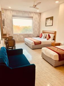 Postel nebo postele na pokoji v ubytování Amora Rooms Dwarka