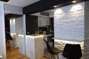 - une cuisine avec un comptoir et des chaises dans la chambre dans l'établissement Syntagma square, 30sqm Nikis luxurious Studio, à Athènes