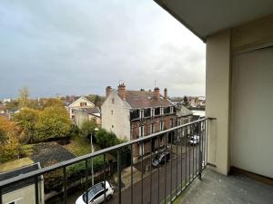 een balkon met uitzicht op een parkeerplaats bij Familial Apartment - Troyes in Troyes