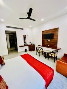 Postel nebo postele na pokoji v ubytování Amora Rooms Dwarka