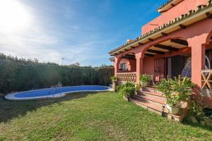 una casa con piscina en el patio en Classic 5 BDRM Andalucian Villa w Pool & Sea View, en Marbella