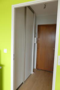 um corredor vazio com uma porta de madeira num quarto em Le Sylvania em Saint-Georges-de-Didonne