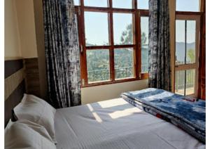 een slaapkamer met een bed en een open raam bij Goroomgo Homestay Sukh Dham Shimla - Homestay Like Home Feeling Mountain View in Shimla