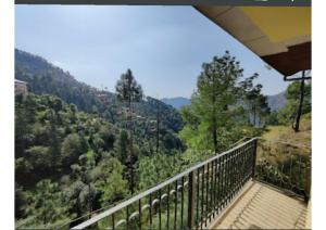シムラーにあるGoroomgo Homestay Sukh Dham Shimla - Homestay Like Home Feeling Mountain Viewの山の景色を望むバルコニー