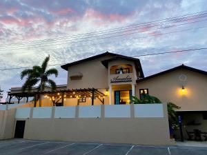 una casa con una valla delante de ella en Casa Amalia, en Willemstad