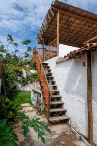 una escalera que conduce a una casa con techo en Casa Flora Canoa Quebrada en Canoa Quebrada