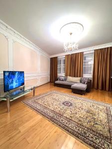 sala de estar amplia con sofá y TV en 241 Рядом с Байтереком и красивым видом на город с 3 кроватями и 2 диванами для 1-9 чел, en Astana