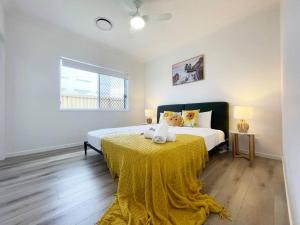 - une chambre avec un lit doté d'un ours en peluche dans l'établissement New Utopia 4 Bedrooms House near Springfield, à Bellbird Park