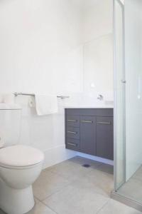 Bathroom sa New Utopia 4 Bedrooms House near Springfield