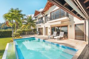 Bazén v ubytování Charming villa with ocean view in Puerto Bahia nebo v jeho okolí