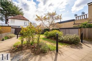 a garden in the backyard of a house at Ground Floor Flat On Bath Road! in Cranford