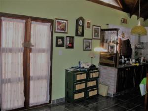uma sala de estar com paredes verdes e um quarto com uma secretária em La casa del búho em Mar de Ajó