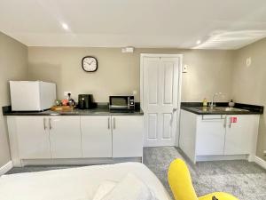 A kitchen or kitchenette at Firs Nook with Parking
