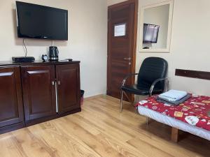 TV a/nebo společenská místnost v ubytování Coral guest house Netanya