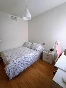 Ένα ή περισσότερα κρεβάτια σε δωμάτιο στο Acogedora habitación privada en Villa Mayka