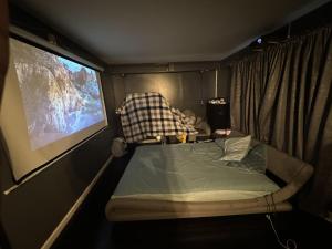 Camera piccola con letto e schermo per proiezione di 5 bedroom apartment hotel a Keansburg