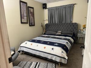 una camera da letto con un letto con una coperta con delle stelle sopra di 5 bedroom apartment hotel a Keansburg