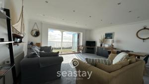 uma sala de estar com dois sofás e uma televisão em Luna's Seaview Apartment Sleeps 4 Parking Beach em Kent