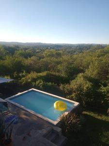 un frisbee giallo è in una piscina di Casa para disfrutar! ad Agua de Oro