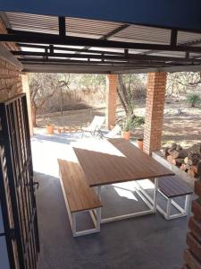 un tavolo da picnic su un patio sotto un tetto di Casa para disfrutar! ad Agua de Oro