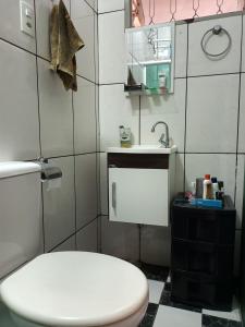 een badkamer met een wit toilet en een wastafel bij Alojamento do João in Lagoa Santa