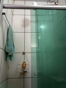 een douche met een glazen deur in de badkamer bij Alojamento do João in Lagoa Santa