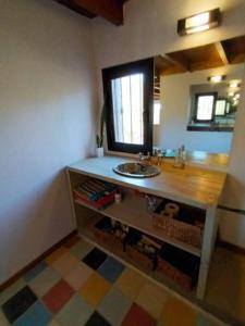 ein Bad mit einem Waschbecken und einer Theke in einem Zimmer in der Unterkunft Casa para disfrutar! in Agua de Oro