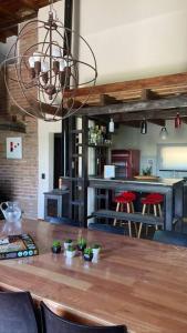 ein Esszimmer mit einem Holztisch und einem Kronleuchter in der Unterkunft Casa para disfrutar! in Agua de Oro