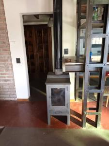 einen Holzofen in einem Raum mit einer Leiter in der Unterkunft Casa para disfrutar! in Agua de Oro + 44 Fotos