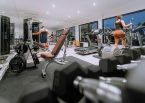 un gimnasio con la gente haciendo ejercicio en cintas de correr en Hacienda el Sueno, en Fuengirola