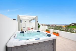 bañera de hidromasaje en el balcón de una casa en Hacienda el Sueno, en Fuengirola