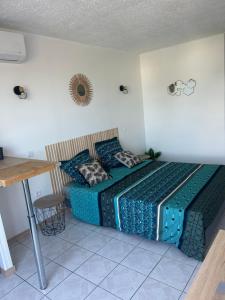 Voodi või voodid majutusasutuse Studio Cosy Anse Mitan Trois Ilets toas