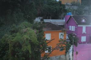 eine Gruppe von Häusern auf einem Hügel mit Bäumen in der Unterkunft Anfitrioca Apartamento Gloria in Rio de Janeiro