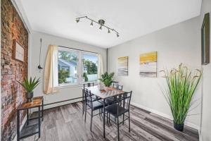 a dining room with a table and chairs at Modern & Quant KOP 3 Bed/1 ba in King of Prussia