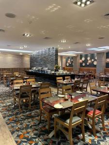 une salle à manger avec des tables et des chaises dans un restaurant dans l'établissement Southern Sun Newlands, au Cap