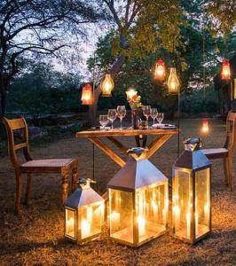 uma mesa com copos de vinho e luzes em kenuson yala em Tissamaharama
