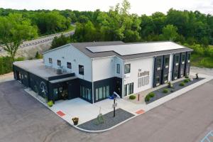 una vista aérea de un gran edificio blanco en Pet Friendly Suite For Seven Near Six Flags, en Pacific