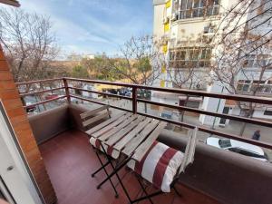 eine Bank auf dem Balkon eines Gebäudes in der Unterkunft Fray Isidoro Apartment in Sevilla