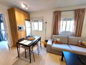 ein Wohnzimmer mit Sofa und Tisch in der Unterkunft Fray Isidoro Apartment in Sevilla