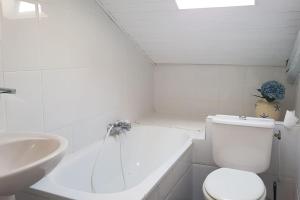 Koupelna v ubytování Nice house very closed to the beautiful beach + 33 fotografií